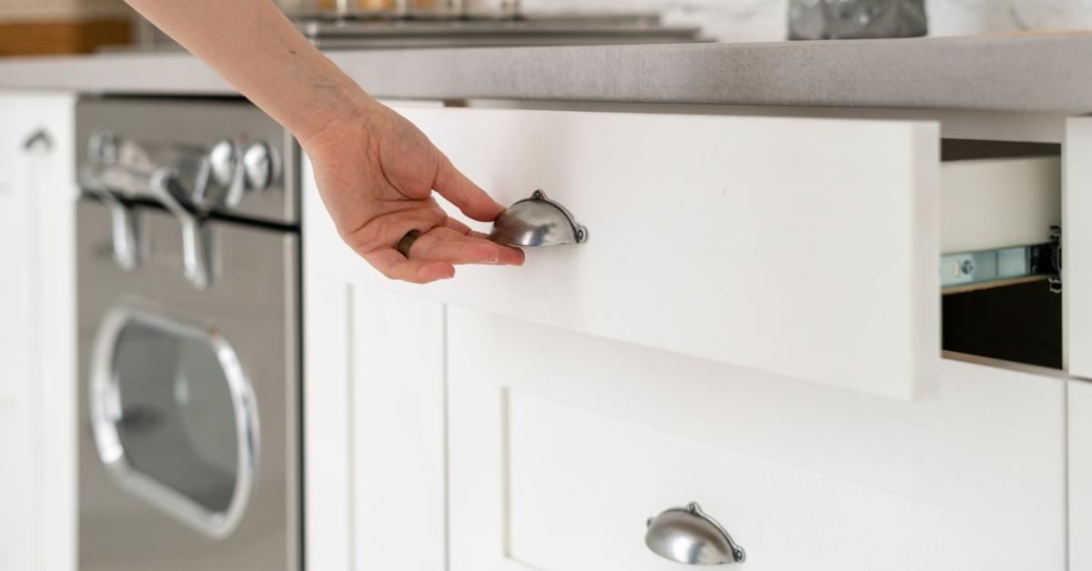 Kitchen drawers with pocket-like handles