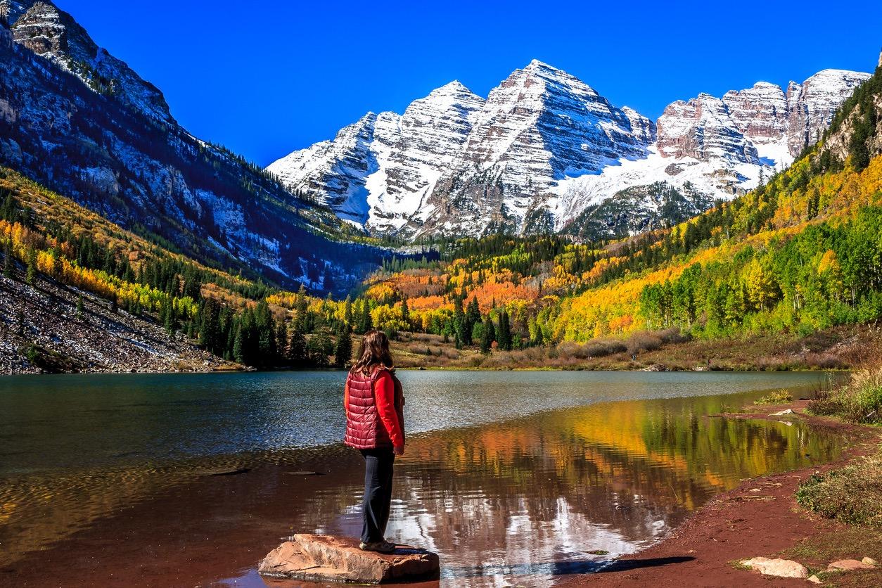 Our favorite fall combo? Cool hikes and colorful leaves. 🤝 📸:  @its_ann_calling #WoolWednesday #GoFarFeelGood #Hiking