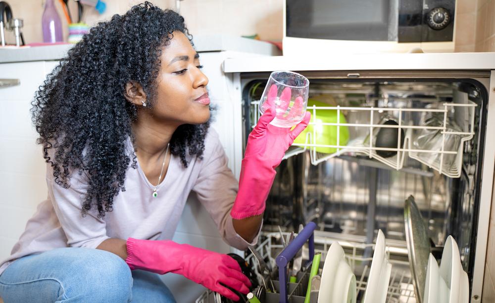 How Many Gallons of Water Does a Dishwasher Use Per Load?