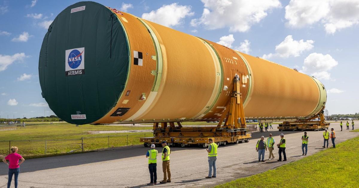 Part of the Artemis' core stage gets moved by a large team of engineers