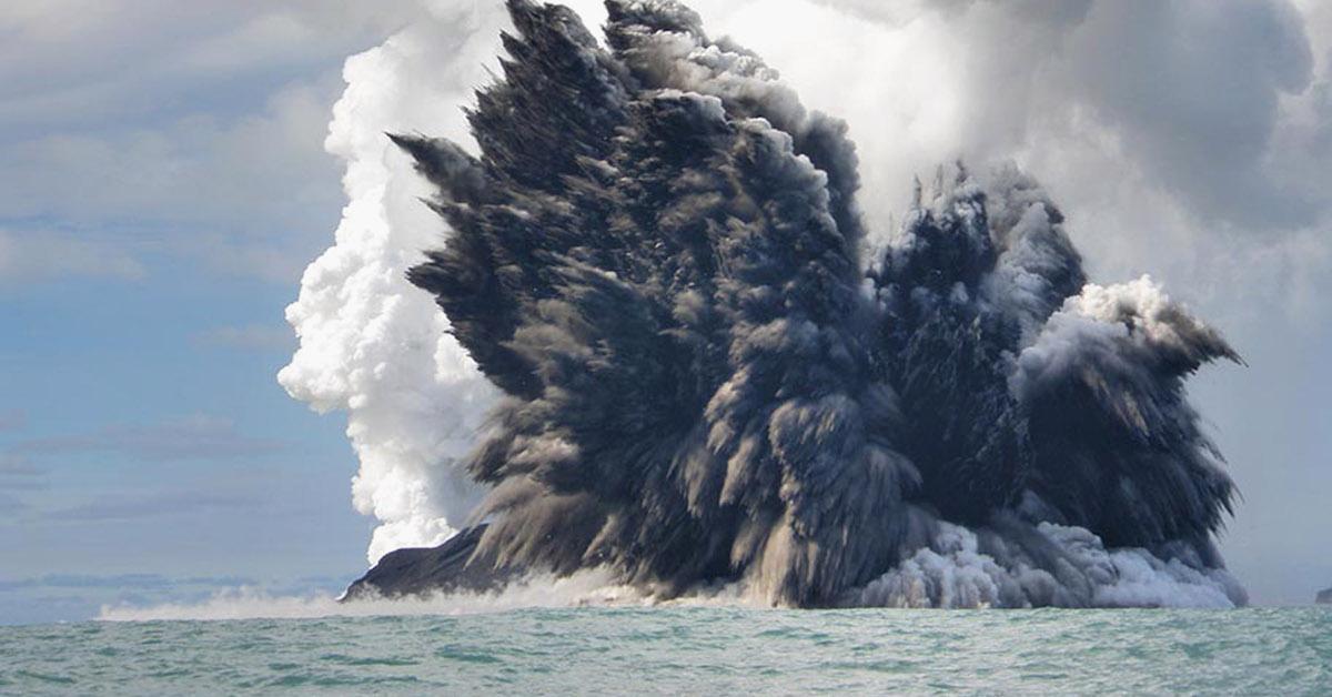 pacific ocean underwater volcanoes