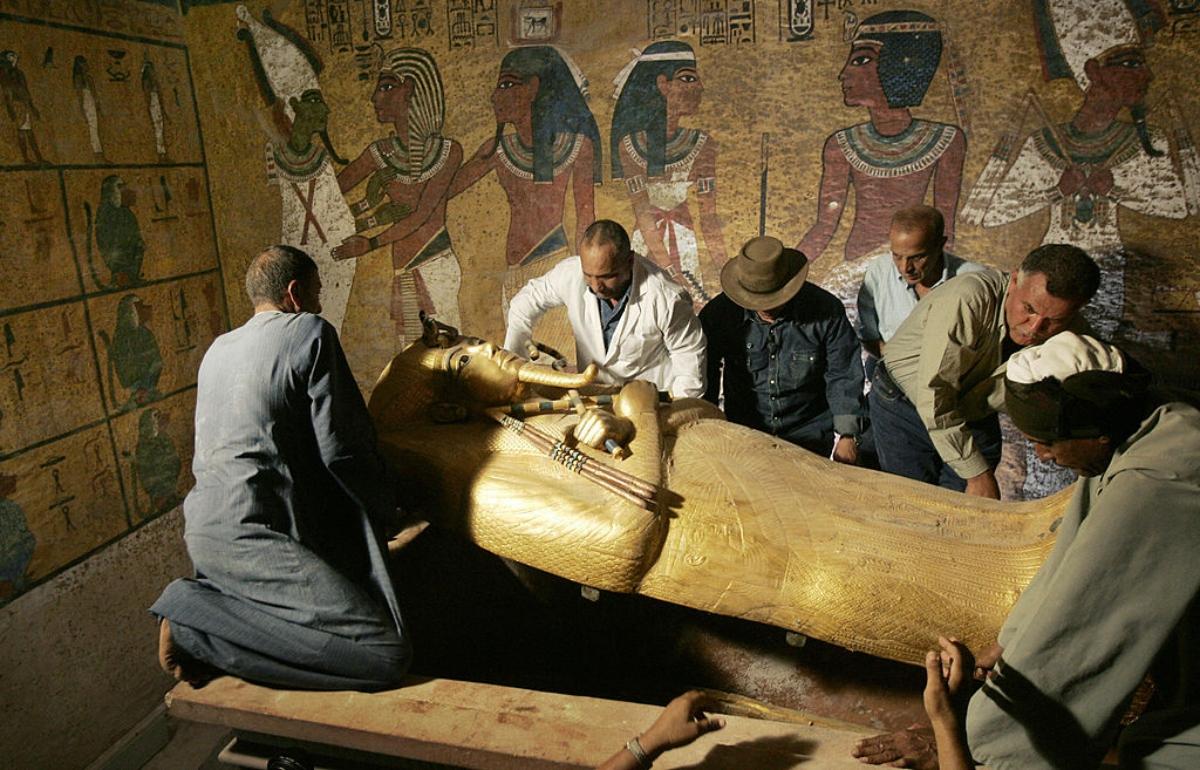 King Tut sarcophagus moved by several men