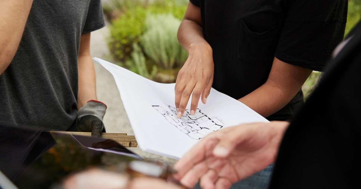 Landscaping experts discussing a layout design for the garden. (Representative Cover Image Source: Getty Images | Maskot)