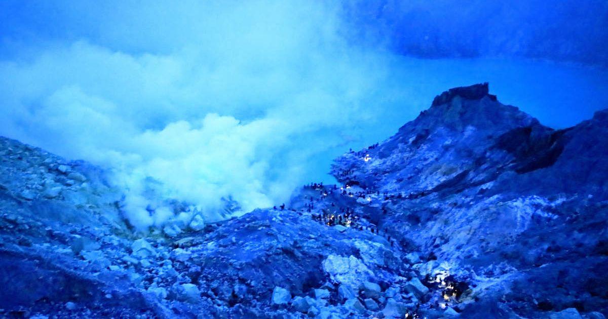 Indonesia's Kawah Ijen volcano that spews black lava and black fire (Representative Cover Image Source: Getty Images | Dynamoland)