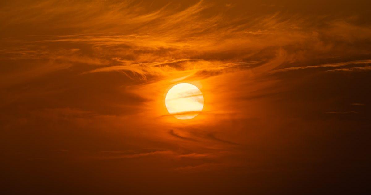 Image of the Sun shining in the sky as dusk falls. (Representative Cover Image Source: Getty Images | Elvis Tam/500px)