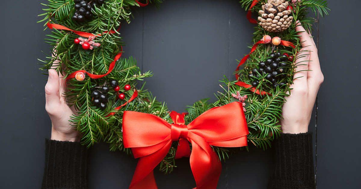 Christmas wreath on a wooden background. (Representative Cover Image Source: Getty Images | VVMich)