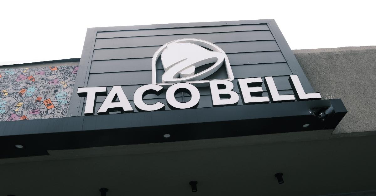 The outside sign of a Taco Bell restaurant. 