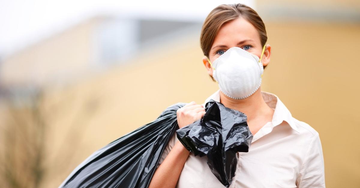 https://media.greenmatters.com/brand-img/zkTzf4kvB/0x0/face-masks-trash-1629126500857.jpg