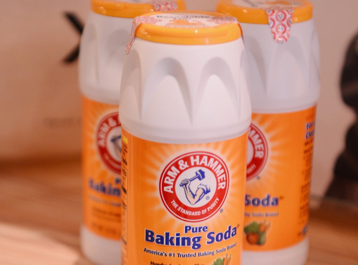 How to unclog a kitchen sink using baking soda and vinegar
